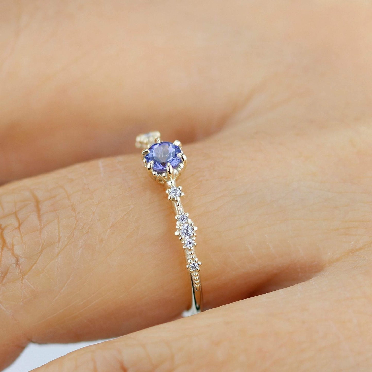 Simple tanzanite and diamond engagement ring | R323TNZ - NOOI JEWELRY