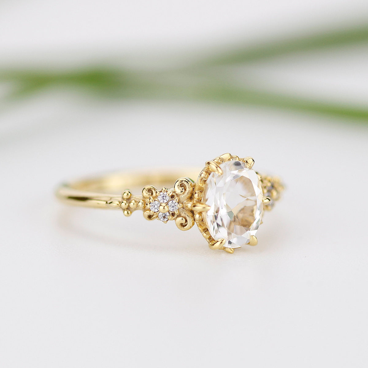18k gold vintage ring with a 1 carat oval lab grown diamond, side view