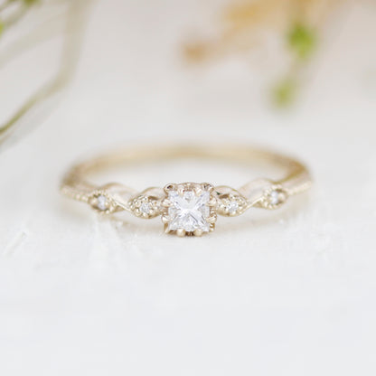 Verlobungsring mit Diamant im Prinzessschliff aus 18-karätigem Gold
