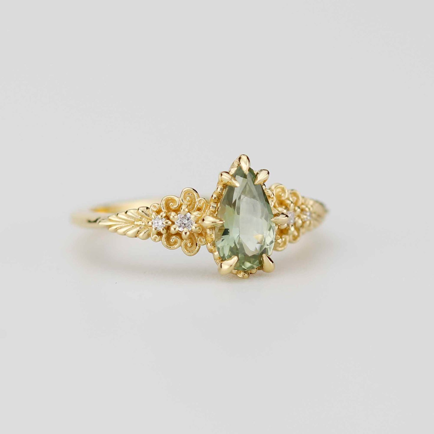 Ovaler Verlobungsring mit olivgrünem Saphir und Diamanten