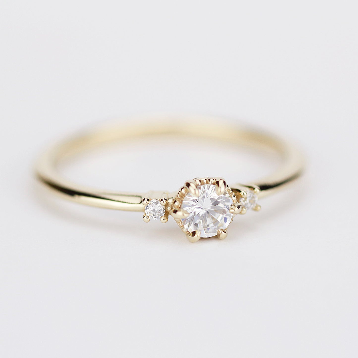 18 Karat Gold Dreistein Vintage-Kronen-Diamantring | 0,2 Karat Naturdiamant Verlobungsring