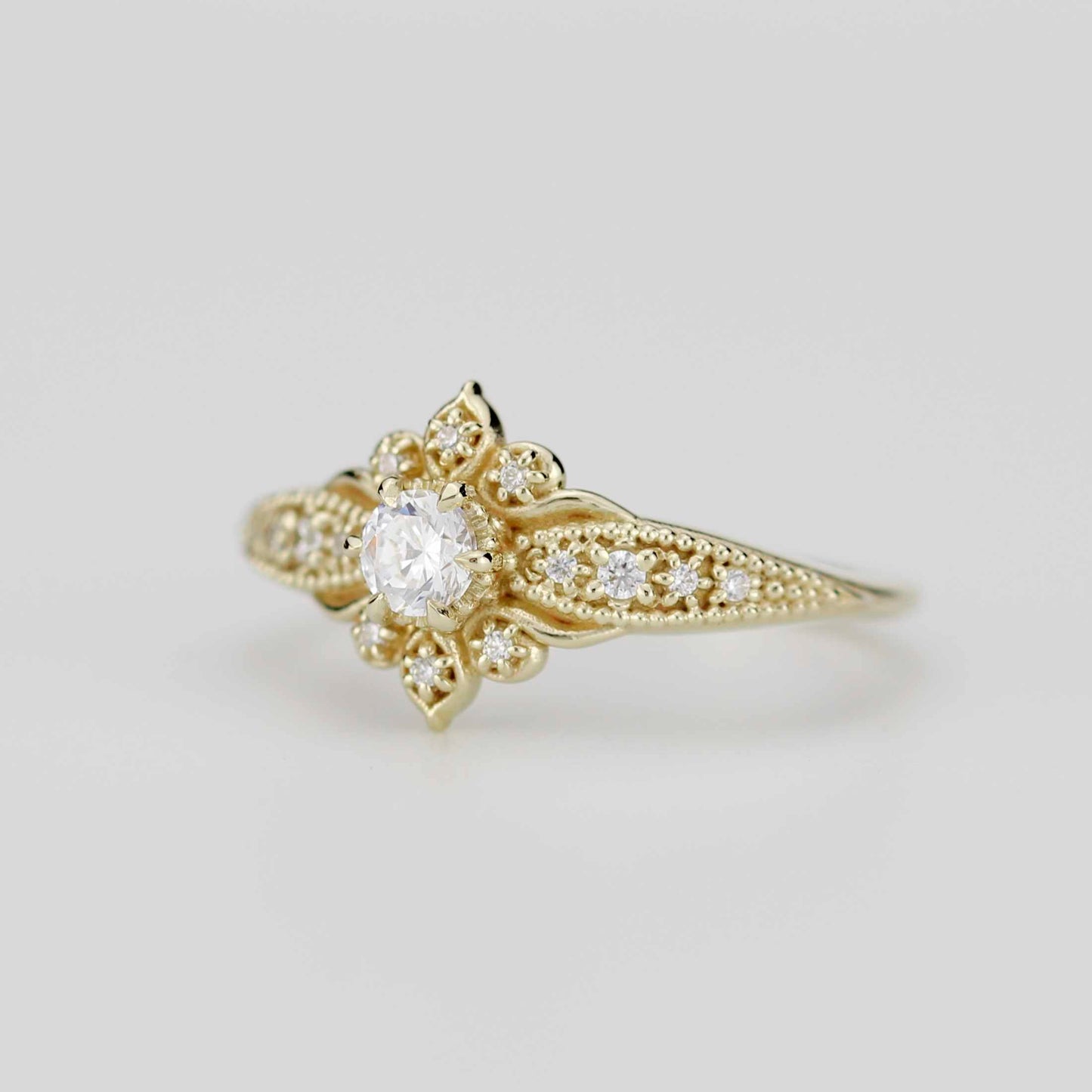 Golden Dhalia 18k engagement ring and natural white diamonds