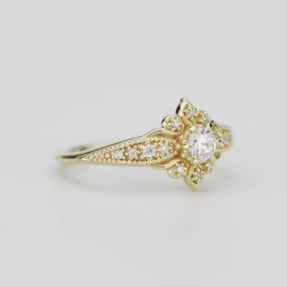 Golden Dhalia 18k engagement ring and natural white diamonds
