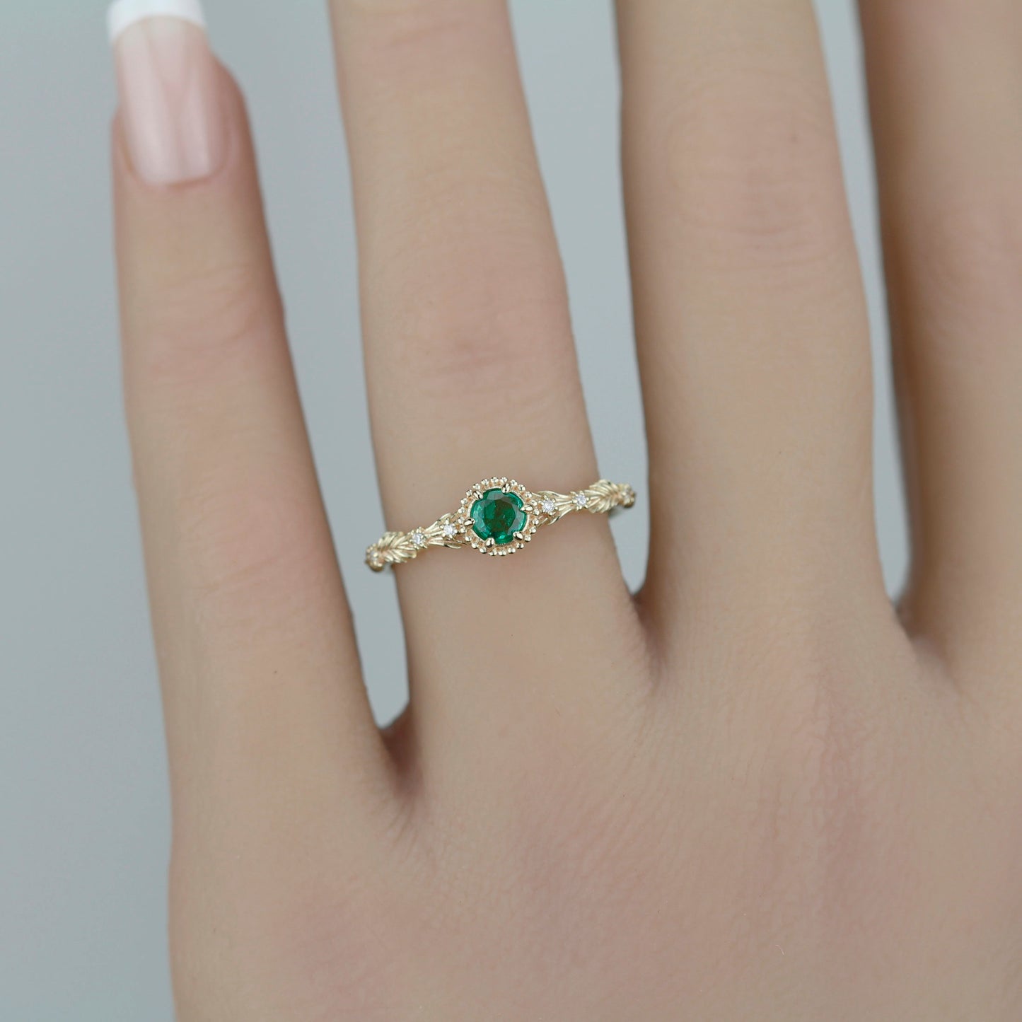Emerald Ring with Leaves and Diamonds in 18k Gold - Round Rosmaris 4