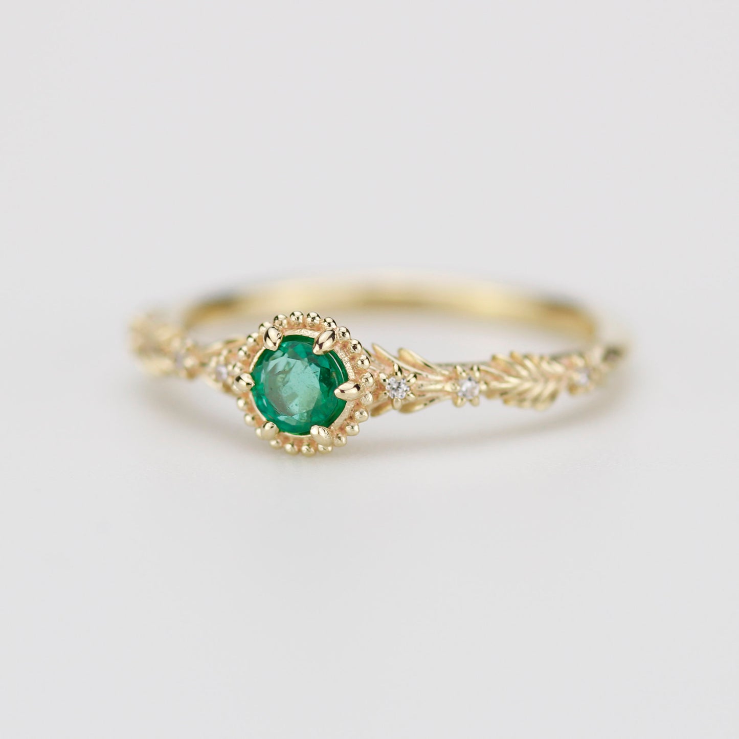 Emerald Ring with Leaves and Diamonds in 18k Gold - Round Rosmaris 4