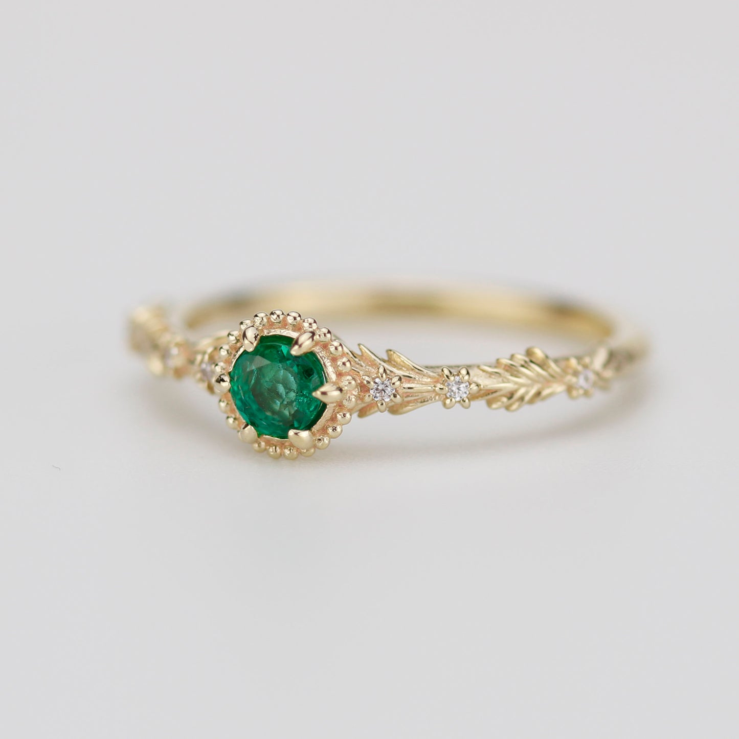 Emerald Ring with Leaves and Diamonds in 18k Gold - Round Rosmaris 4