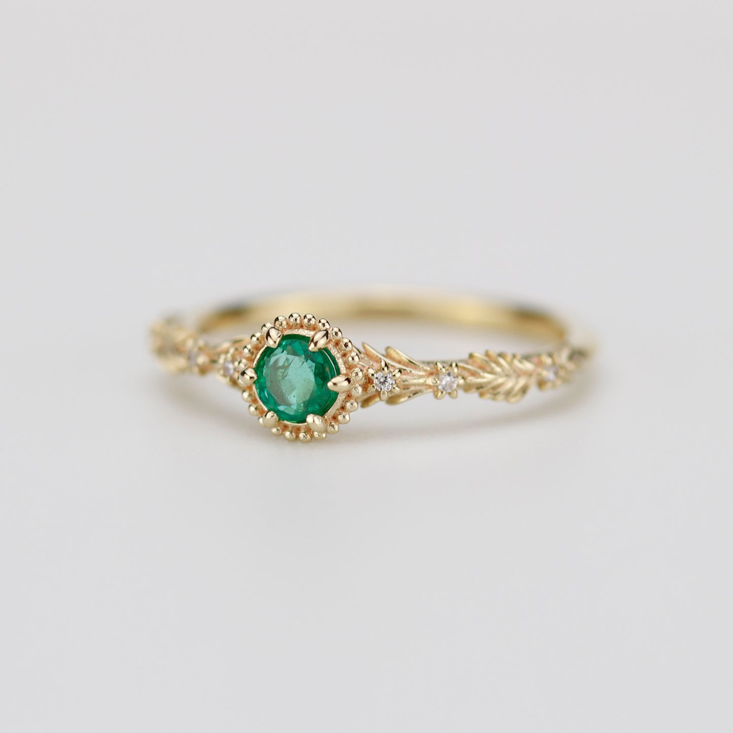 Emerald Ring with Leaves and Diamonds in 18k Gold - Round Rosmaris 4