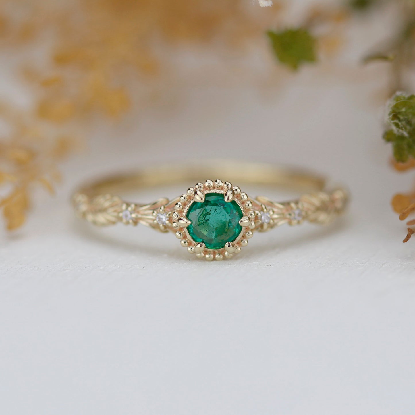 Emerald Ring with Leaves and Diamonds in 18k Gold - Round Rosmaris 4