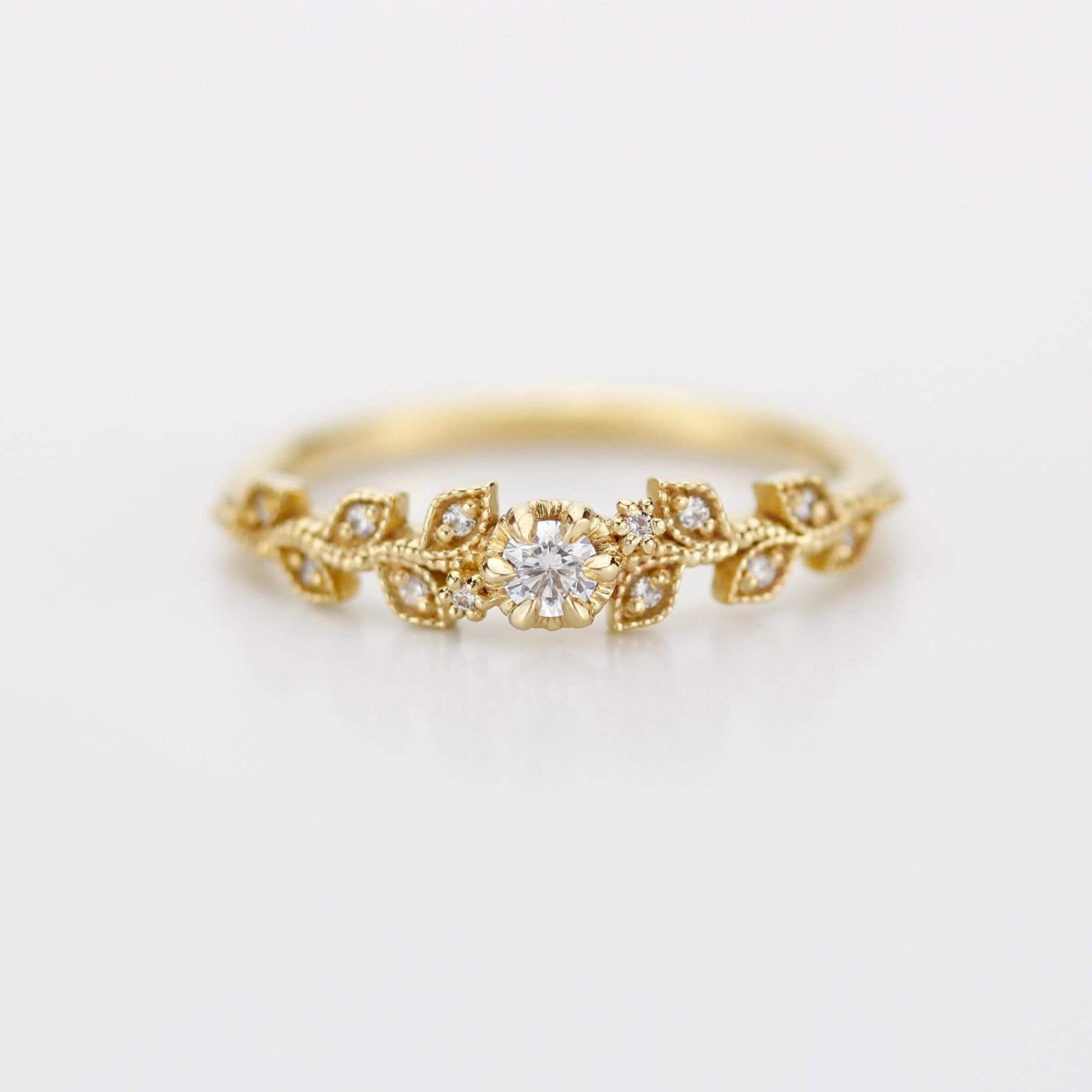 Bague Solitaire 0,18 ct Accompagné Diamants en Or Jaune 750 Bague Solitaire 0,18 ct Accompagné Diamants en Or Jaune 750