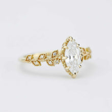 Laden Sie das Bild in den Galerie-Viewer, Certified 10x5mm Marquise Moissanite Leaf Ring | 18K Gold and Diamonds
