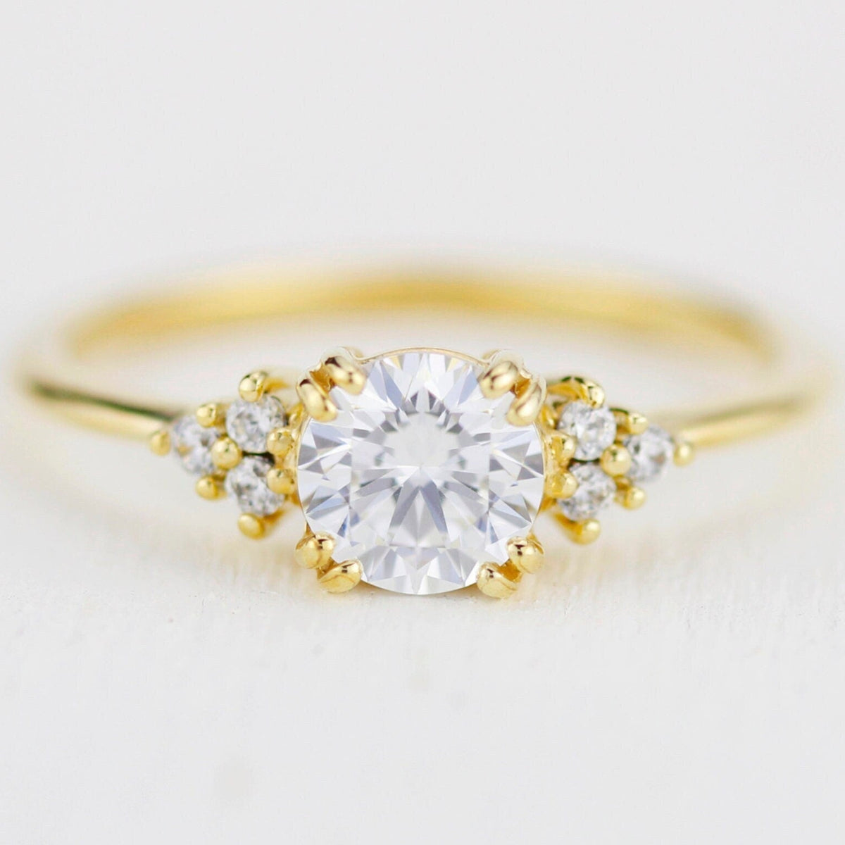 18k gold split-prong ring with a 0.8 carat, 6 mm round lab grown diamond