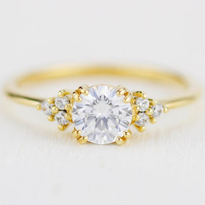 18k gold split-prong ring with a 0.8 carat, 6 mm round lab grown diamond