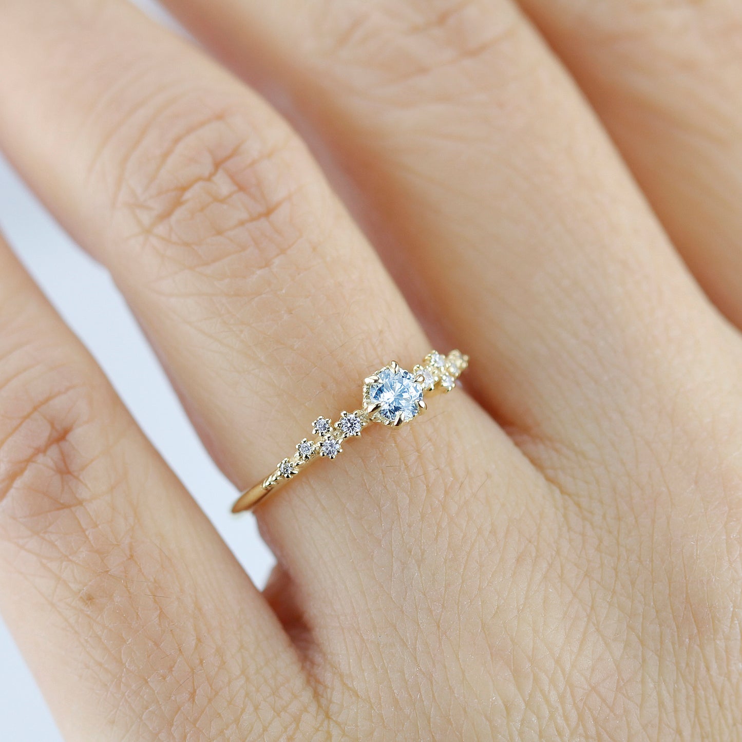 Schlichter Verlobungsring mit Aquamarin und Diamanten, minimalistischer Verlobungsring | R295AQ
