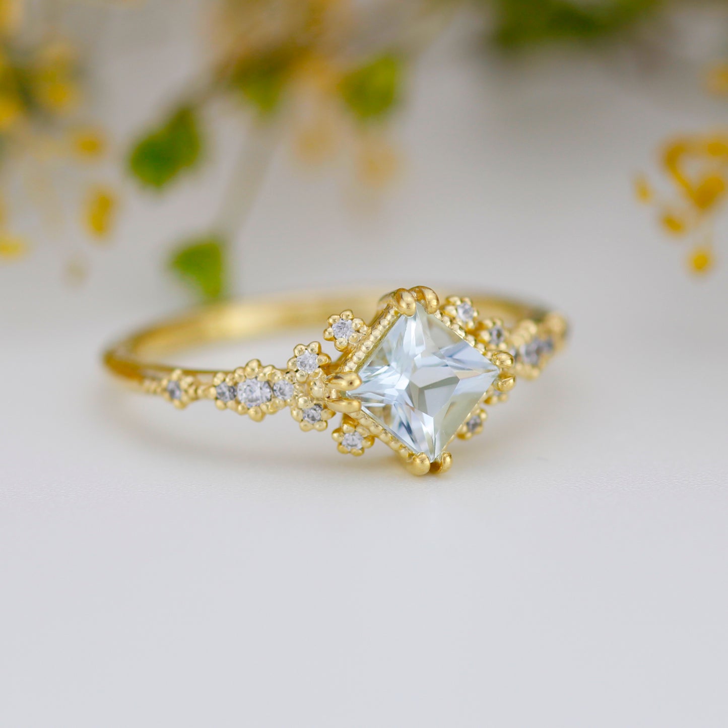 Vintage-Ring mit 5x5 mm großem Aquamarin im Prinzessschliff und Diamantcluster, 18 Karat