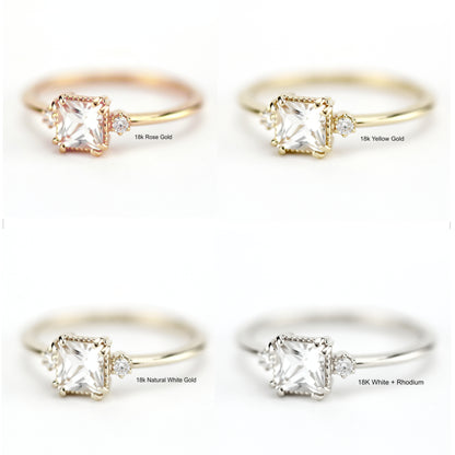 Dreisteinring mit weißem Topas im Prinzessschliff und Diamanten, 18 Karat Gold