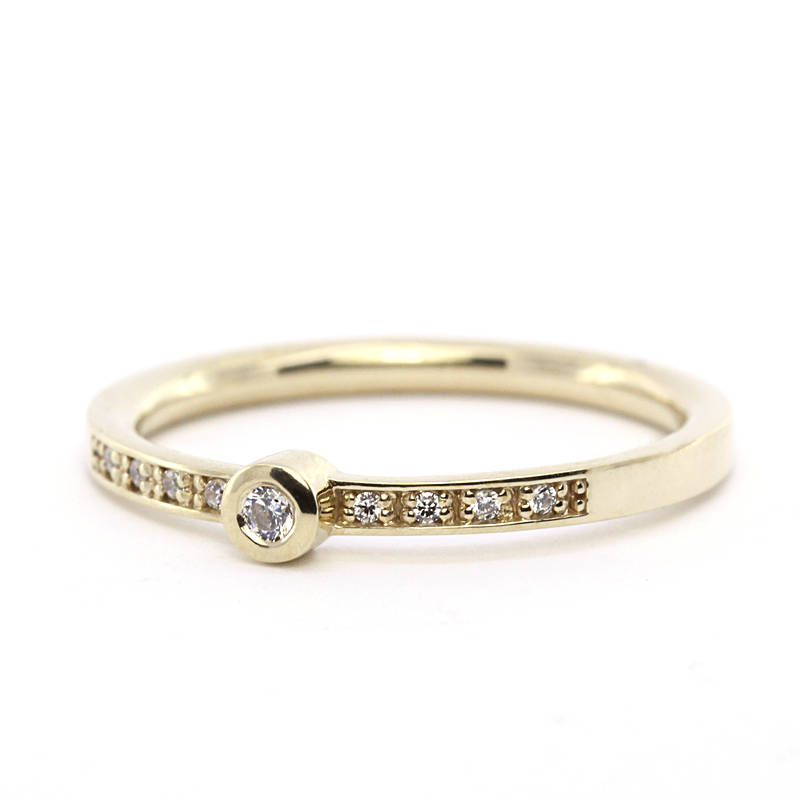 Round engagement ring with small side stones | Stackable ring diamond - NOOI JEWELRY
