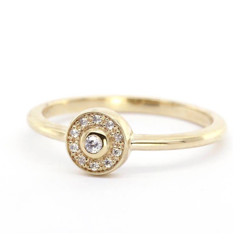 Round engagement ring with halo and plain band - NOOI JEWELRY
