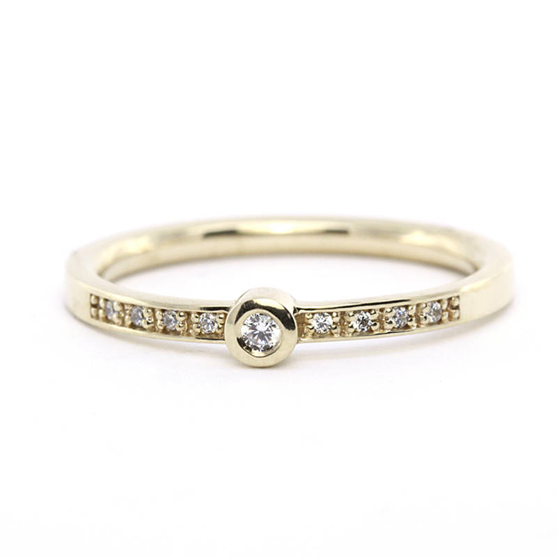Round engagement ring with small side stones | Stackable ring diamond - NOOI JEWELRY