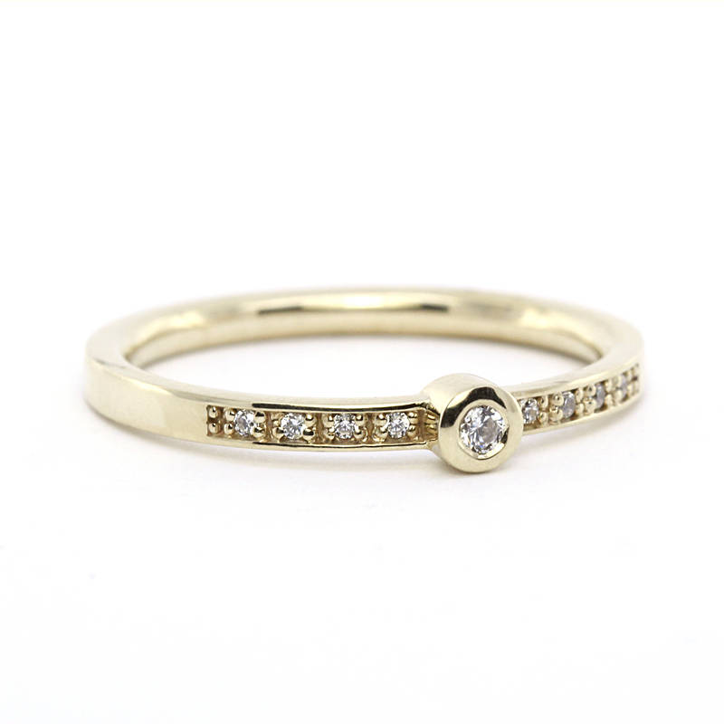 Round engagement ring with small side stones | Stackable ring diamond - NOOI JEWELRY