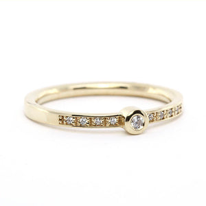Round engagement ring with small side stones | Stackable ring diamond - NOOI JEWELRY