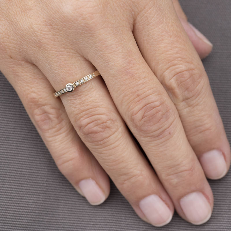 Round engagement ring with small side stones | Stackable ring diamond - NOOI JEWELRY