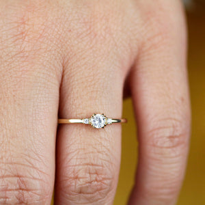 Minimalist engagement ring | Three stones diamond ring simple | 18k gold 0,25ct diamond - NOOI JEWELRY