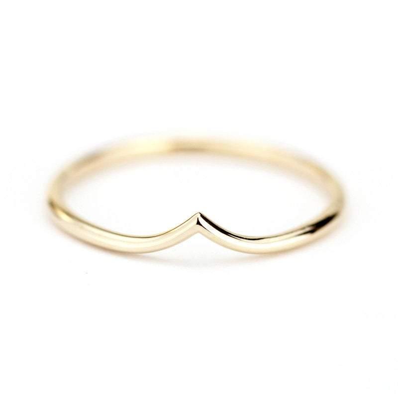 chevron band v ring, delicate ring, wedding band, wedding ring, chevron band, engagement ring, thin ring, minimalist ring, minimal ring | R 212 - NOOI JEWELRY