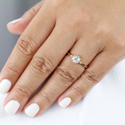 Engagement ring round | White topaz and diamond ring - NOOI JEWELRY
