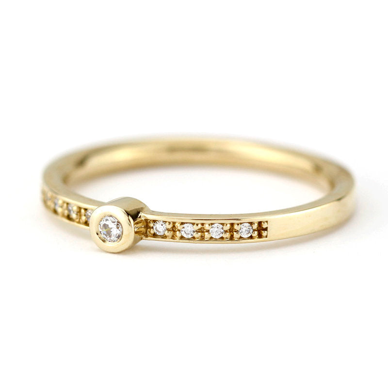 Round engagement ring with small side stones | Stackable ring diamond - NOOI JEWELRY