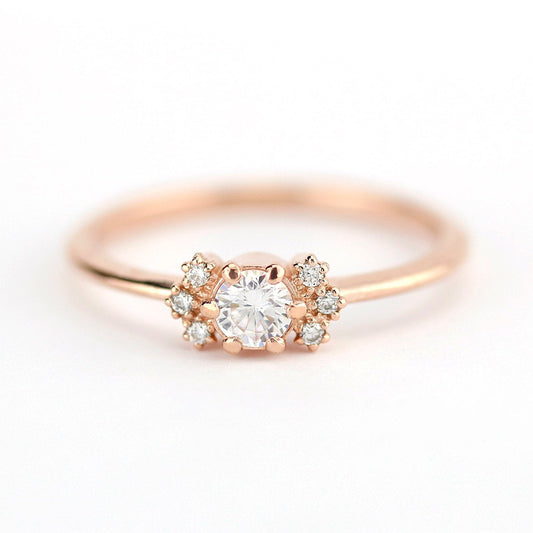 Round engagement ring with side stones rose gold - NOOI JEWELRY