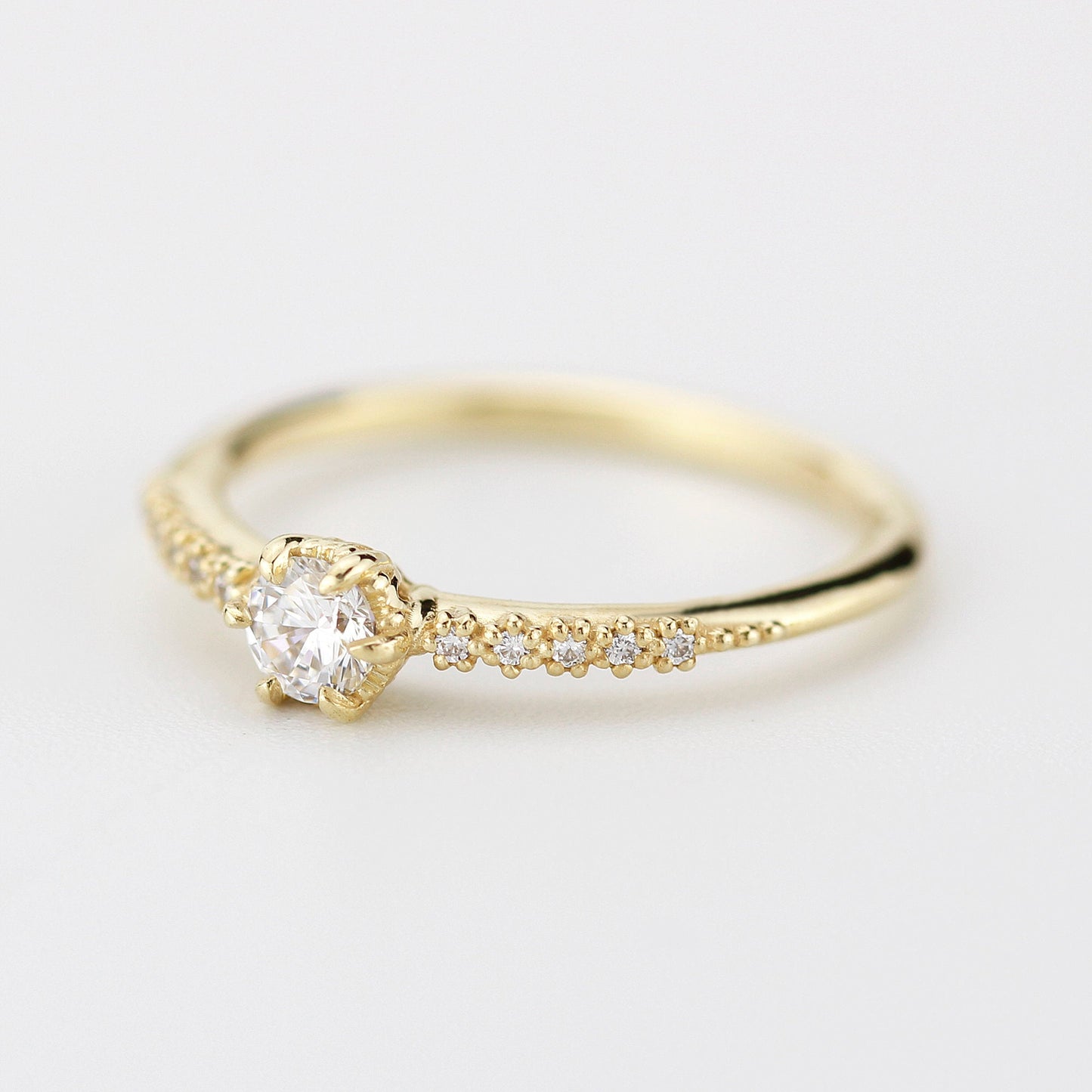 Round diamond engagement rings with side stones | prong setting diamond engagement ring - NOOI JEWELRY