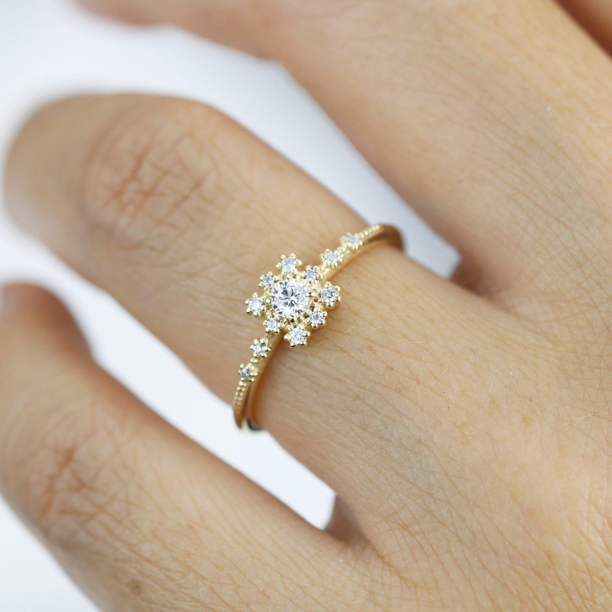 Round Diamond Ring with Square Halo in 18K Gold – NOOI JEWELRY