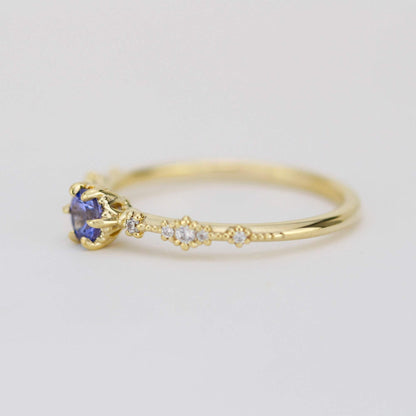 Simple tanzanite and diamond engagement ring | R323TNZ - NOOI JEWELRY