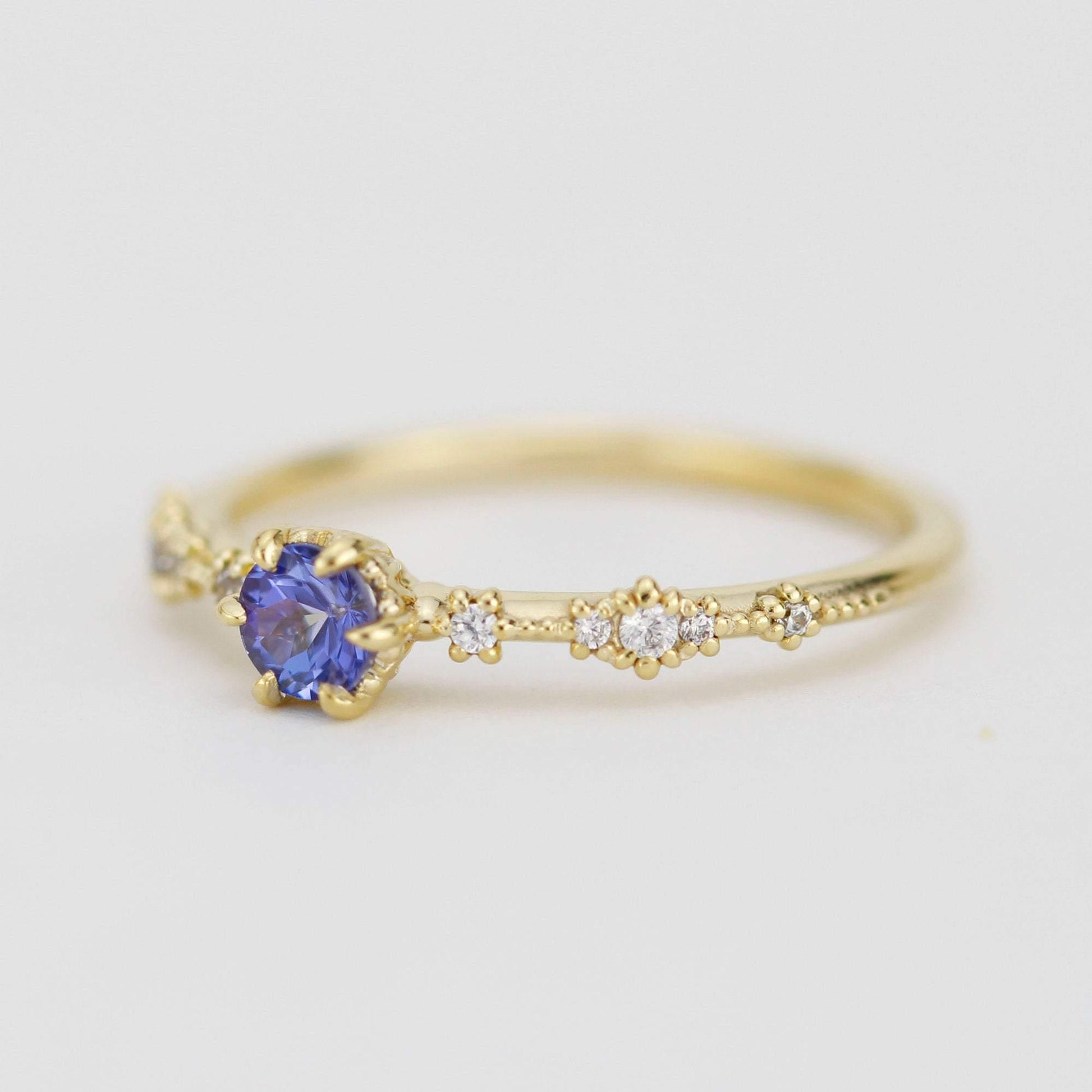 Simple tanzanite and diamond engagement ring | R323TNZ - NOOI JEWELRY