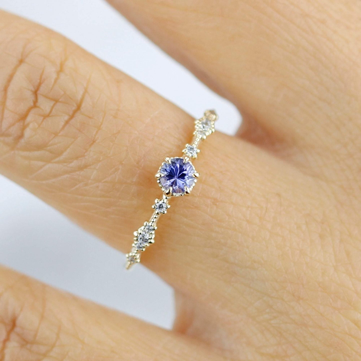 Simple tanzanite and diamond engagement ring | R323TNZ - NOOI JEWELRY