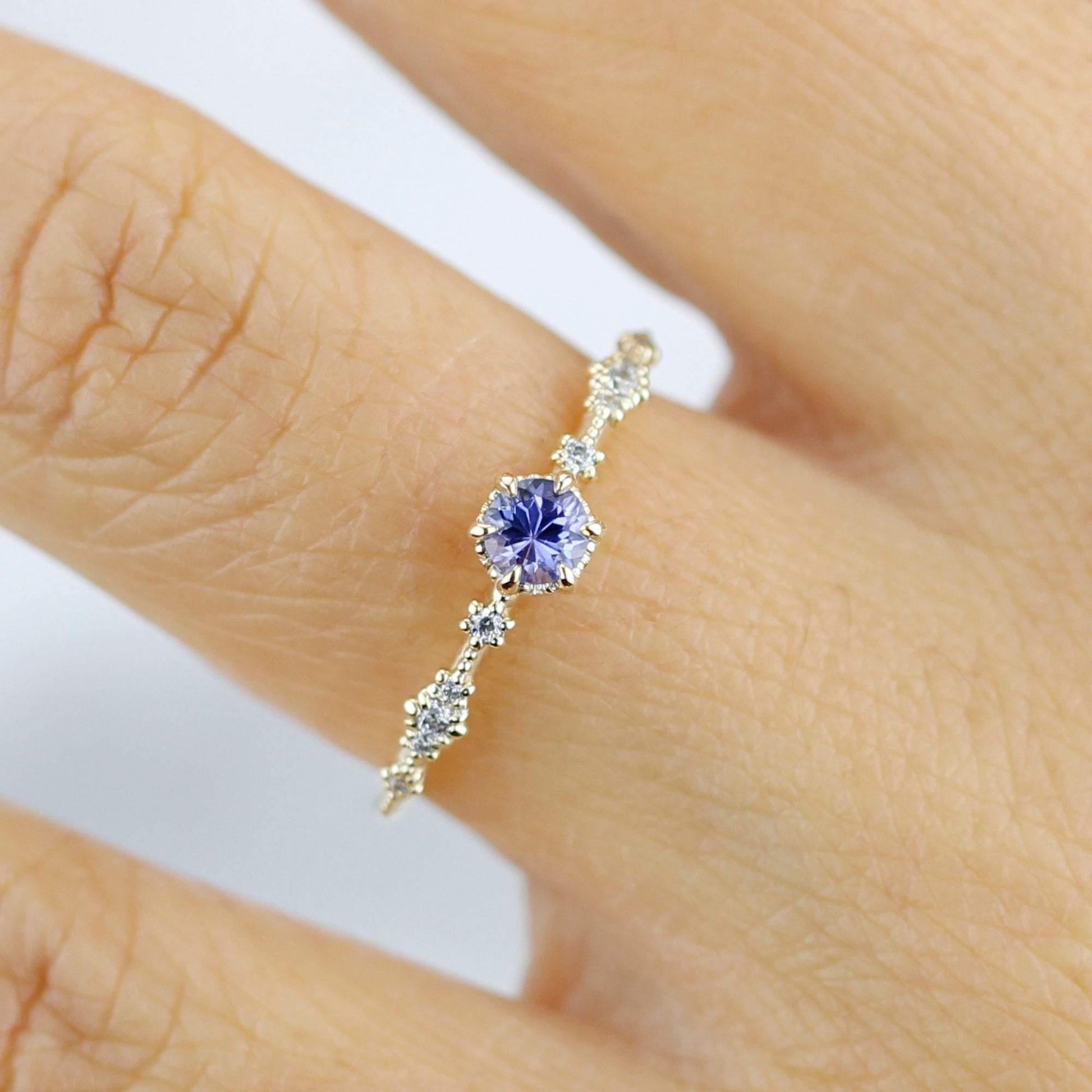 Simple tanzanite and diamond engagement ring | R323TNZ - NOOI JEWELRY