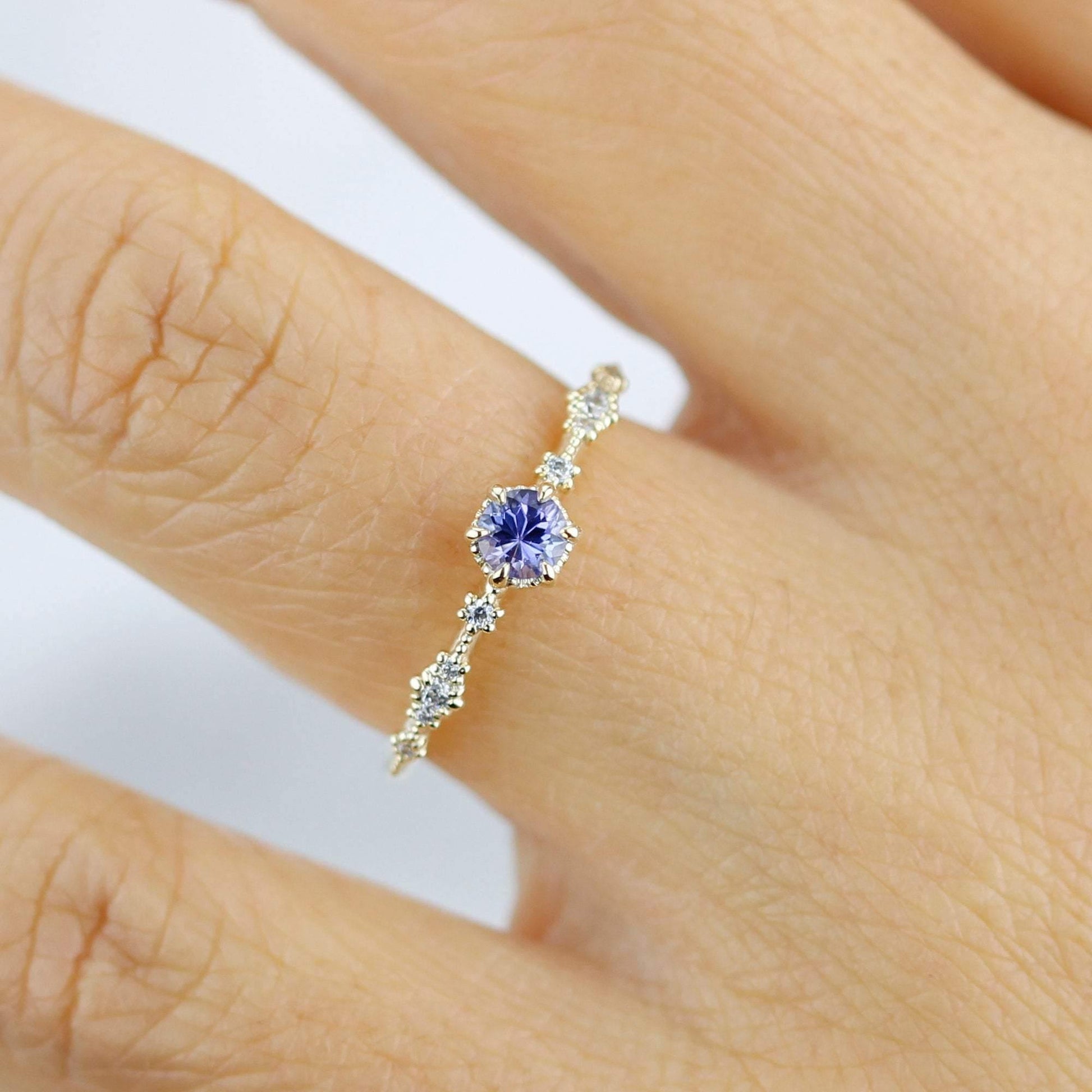 Simple tanzanite and diamond engagement ring | R323TNZ - NOOI JEWELRY