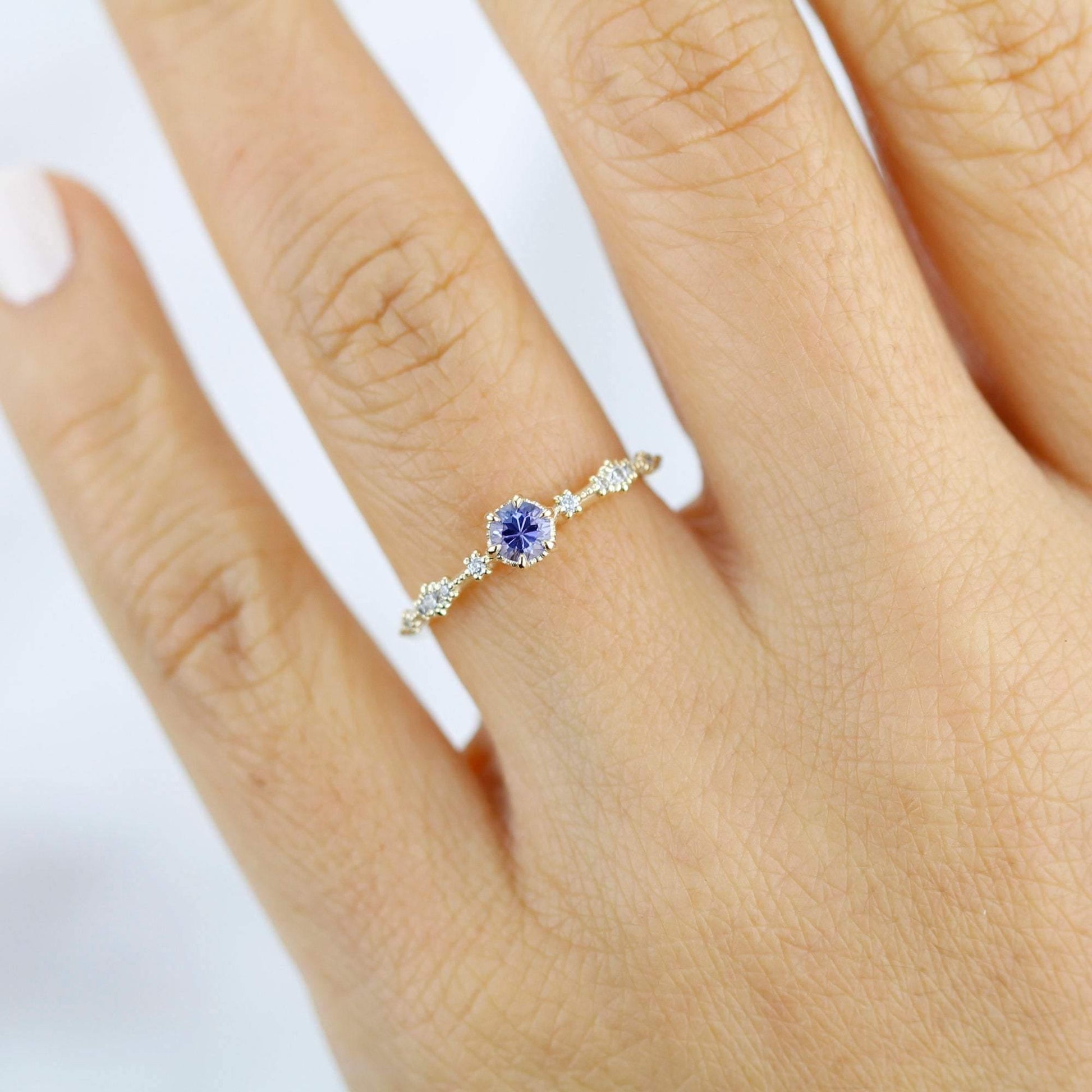 Simple tanzanite and diamond engagement ring | R323TNZ - NOOI JEWELRY