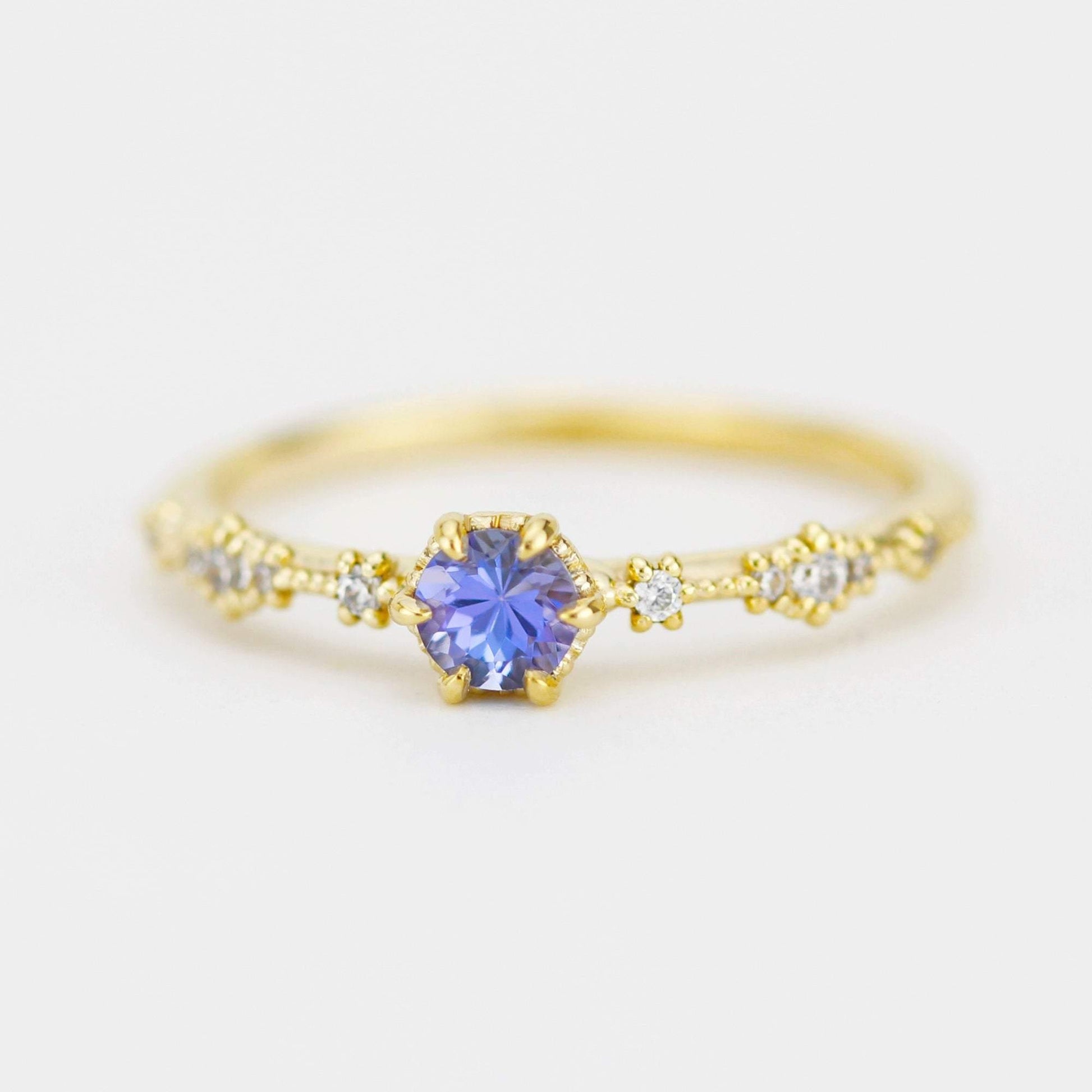 Simple tanzanite and diamond engagement ring | R323TNZ - NOOI JEWELRY