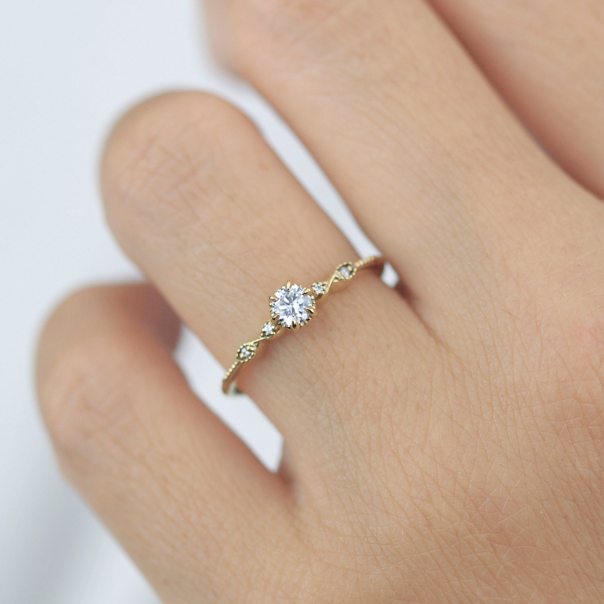 Simple diamond ring, twisted ring, cross over diamond ring, vintage ring | R 363WD