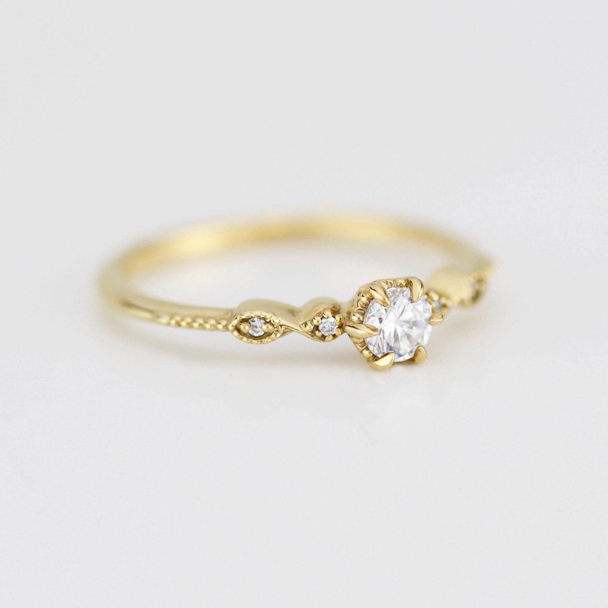 Simple diamond ring, twisted ring, cross over diamond ring, vintage ring | R 363WD